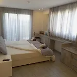 White 11 Aparthotel