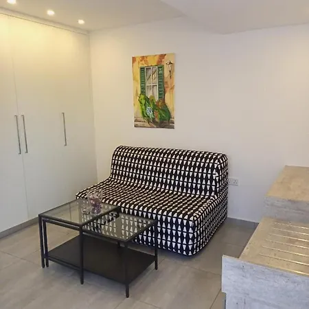 White 11 Aparthotel