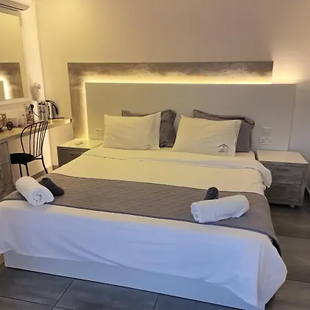 White 11 4* Ларнака