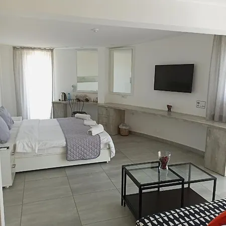 White 11 Aparthotel Larnaca