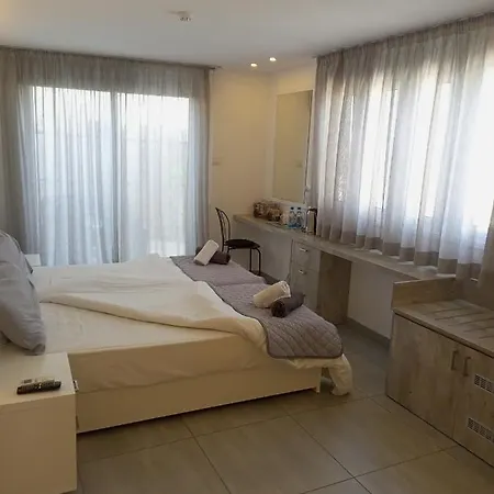 White 11 Aparthotel