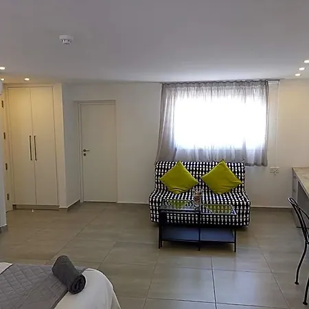 White 11 Aparthotel