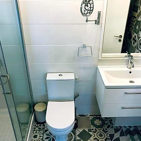 White 11 4* Larnaca