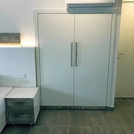 White 11 Apart Otel Larnaca