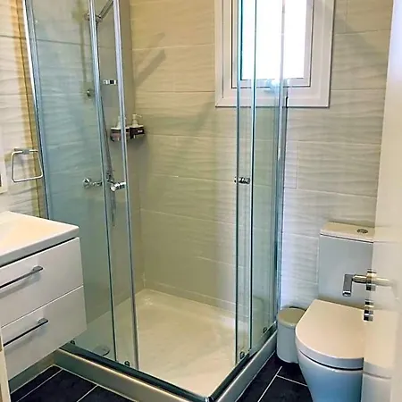 White 11 Apart Otel Larnaca