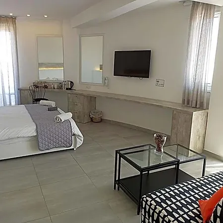 White 11 4* Larnaca