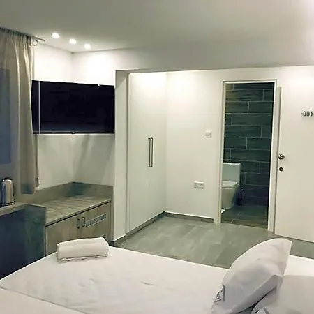 White 11 4* Larnaca