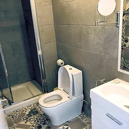 White 11 Aparthotel 4*