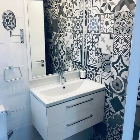 מלון דירות White 11 לרנקה