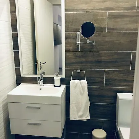 White 11 מלון דירות לרנקה