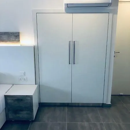 White 11 Ларнака