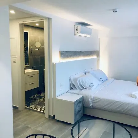 White 11 Aparthotel 3*