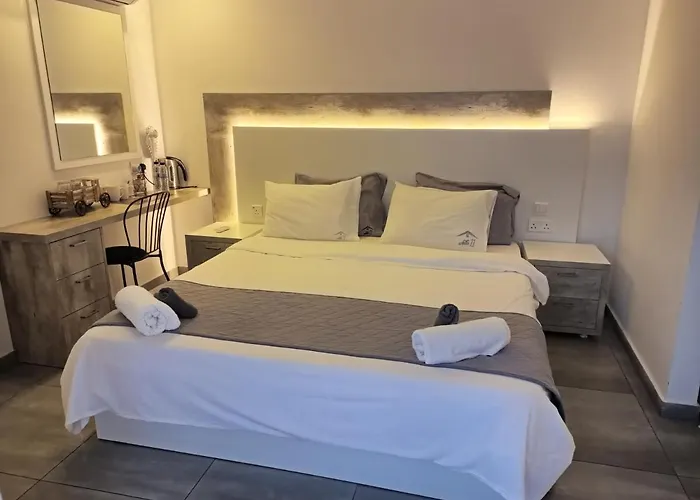 White 11 4* لارنكا