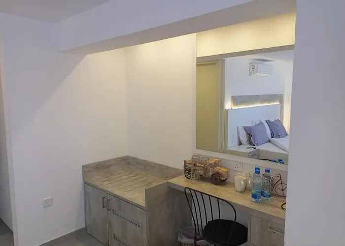 White 11 لارنكا