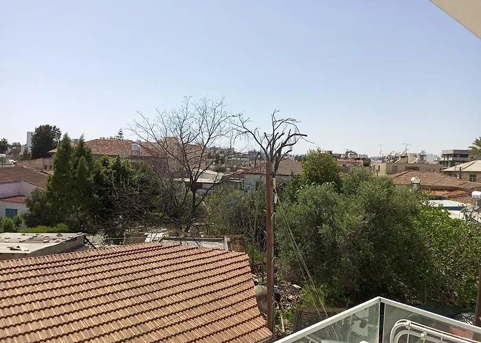 White 11 4* لارنكا