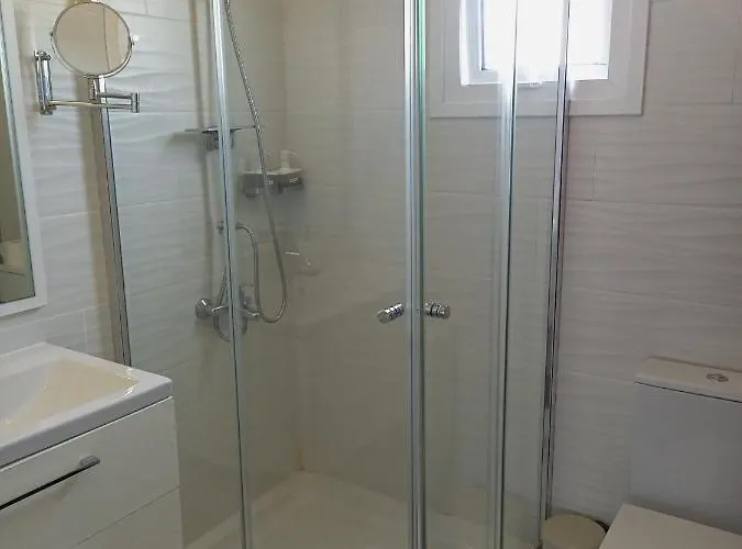 White 11 4* لارنكا