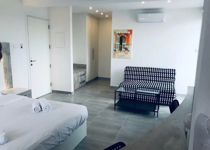 White 11 لارنكا