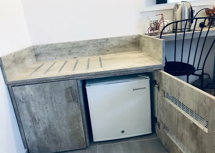 White 11 لارنكا