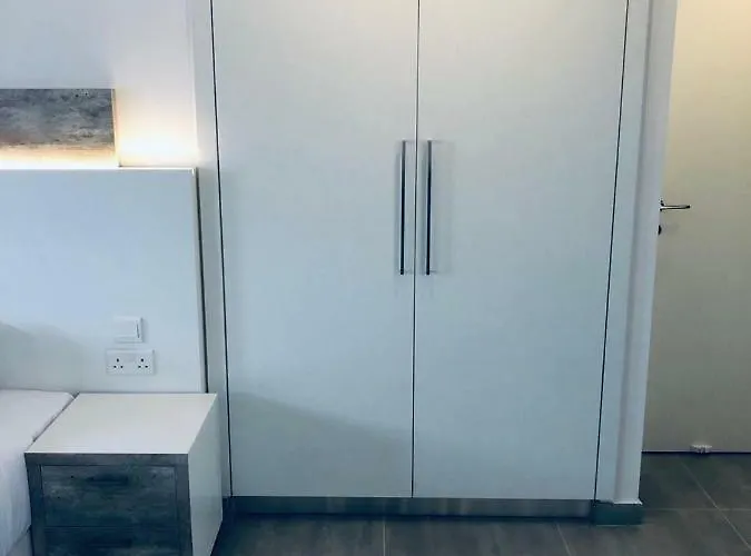 White 11 لارنكا