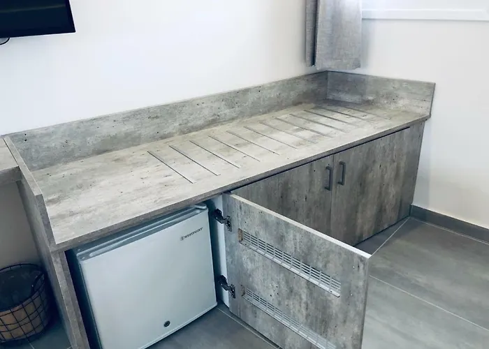 White 11 4* لارنكا