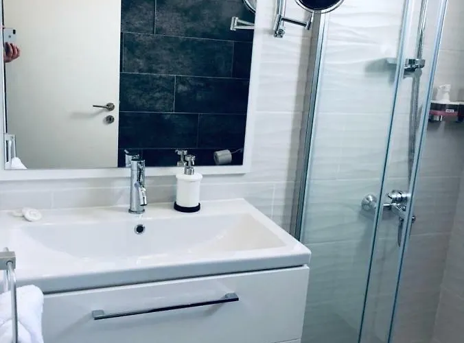 White 11 لارنكا