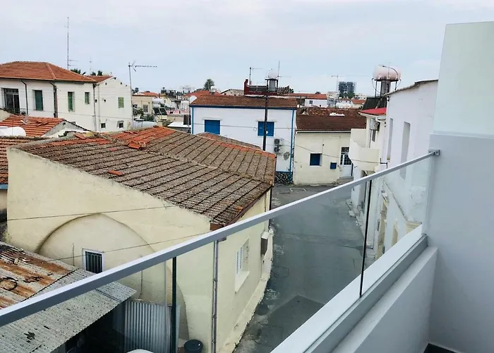 White 11 لارنكا